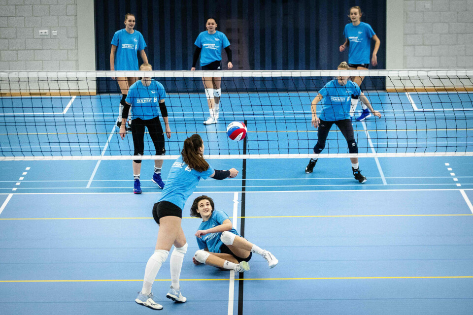 Her ser vi et volleyballag fra Sliedrecht i Nederland. Kan du svaret på spørsmålet nedenfor? Her ser vi et volleyballag fra Sliedrecht i Nederland. Kan du svaret på spørsmålet nedenfor?