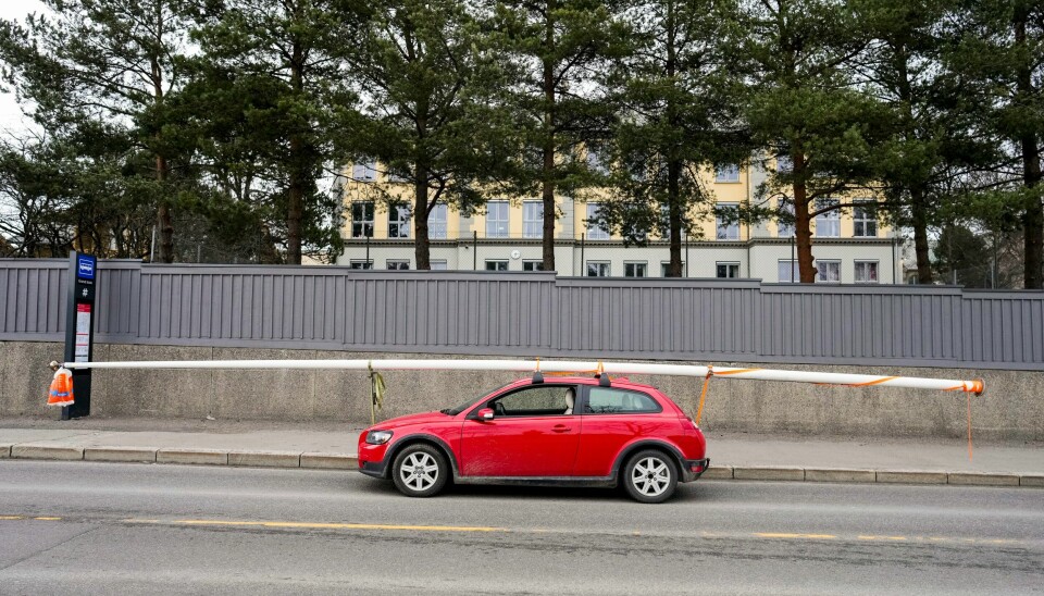 Bilen som kjørte med en flaggstang på taket, ble stoppet av politiet utenfor Grorud skole onsdag. Foto: Fredrik Hagen / NTB Bilen som kjørte med en flaggstang på taket, ble stoppet av politiet utenfor Grorud skole onsdag. Foto: Fredrik Hagen / NTB