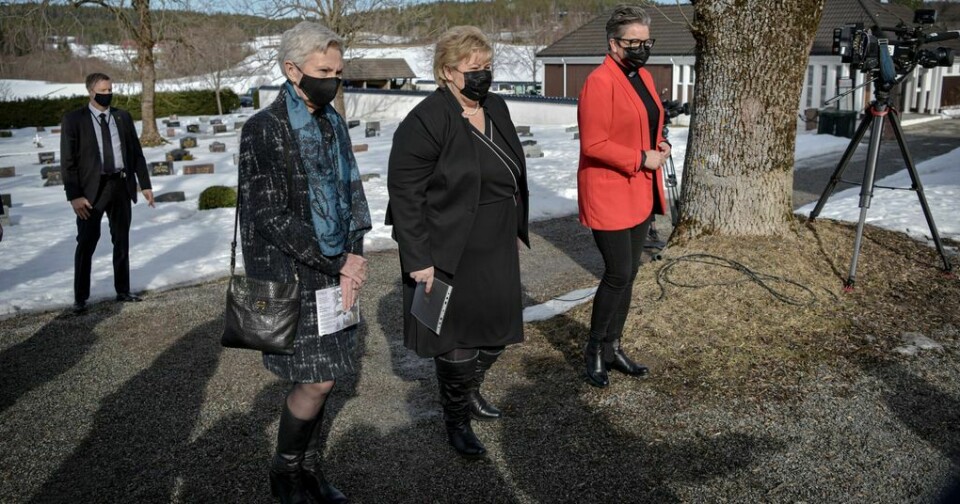 TUNG DAG: Her er Peggy Hessen Følsvik i Hans-Christian Gabrielsens begravelse, sammen med statsminister Erna Solberg og prest Marita Bjørke Ådland. TUNG DAG: Her er Peggy Hessen Følsvik i Hans-Christian Gabrielsens begravelse, sammen med statsminister Erna Solberg og prest Marita Bjørke Ådland.
