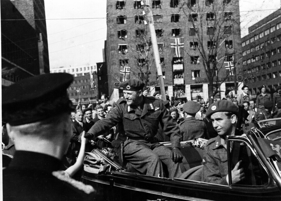 Max Manus (t.h.) var bevæpnet livvakt da Kronprins Olav kom tilbake til Norge i maidagene 1945. Hva het boka Manus skrev i 1948? Max Manus (t.h.) var bevæpnet livvakt da Kronprins Olav kom tilbake til Norge i maidagene 1945. Hva het boka Manus skrev i 1948?