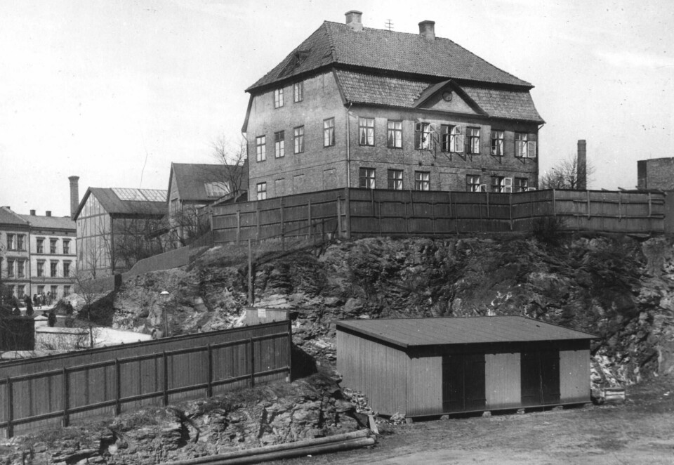 Johan Peter Strømbergs Dandse-Educations-Skole regnes som Christianias første teaterskole. Den starta opp i 1825 i det Strømbergske hjem på Motzfeldts løkke ved Akersgata og i leide lokaler på Sorgenfri løkke på Hammersborg. Bildet er fra 1883. Johan Peter Strømbergs Dandse-Educations-Skole regnes som Christianias første teaterskole. Den starta opp i 1825 i det Strømbergske hjem på Motzfeldts løkke ved Akersgata og i leide lokaler på Sorgenfri løkke på Hammersborg. Bildet er fra 1883.