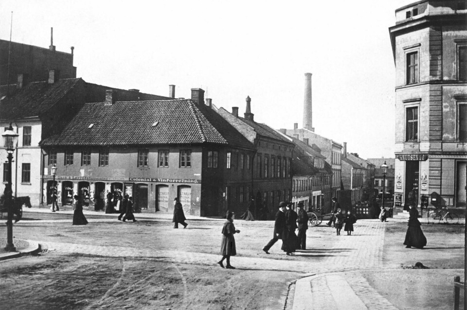 Teatergata har navn etter Strømbergs teater som ble oppretta i 1827. Maltheby til høyre. Bildet er fra 1900. Foto: Ukjent person/Oslo Museum. Teatergata har navn etter Strømbergs teater som ble oppretta i 1827. Maltheby til høyre. Bildet er fra 1900. Foto: Ukjent person/Oslo Museum.