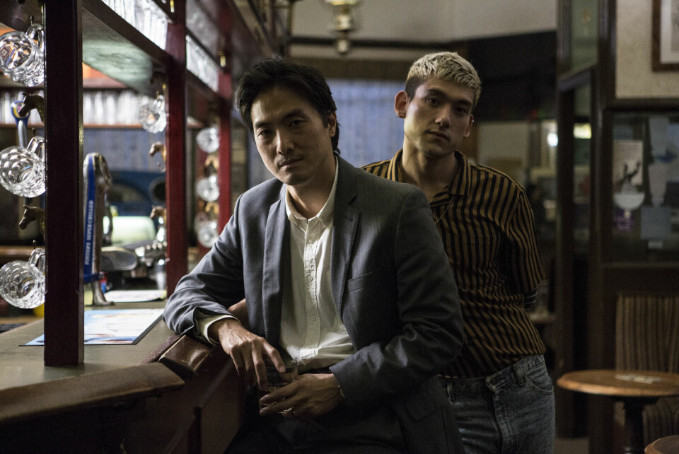 Japansk og britisk TV i skjønn forening i BBC-krimmen som byr på noe litt annet, i «Giri/Haji» - på norsk «Plikt/Skam». Japansk og britisk TV i skjønn forening i BBC-krimmen som byr på noe litt annet, i «Giri/Haji» - på norsk «Plikt/Skam».