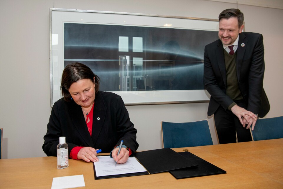 Dag Inge Ulstein, utviklingsminister, og Henriette Killi Westhrin, generalsekretær i Norsk Folkehjelp. Seignering av avtale, UD. Dag Inge Ulstein, utviklingsminister, og Henriette Killi Westhrin, generalsekretær i Norsk Folkehjelp. Seignering av avtale, UD.