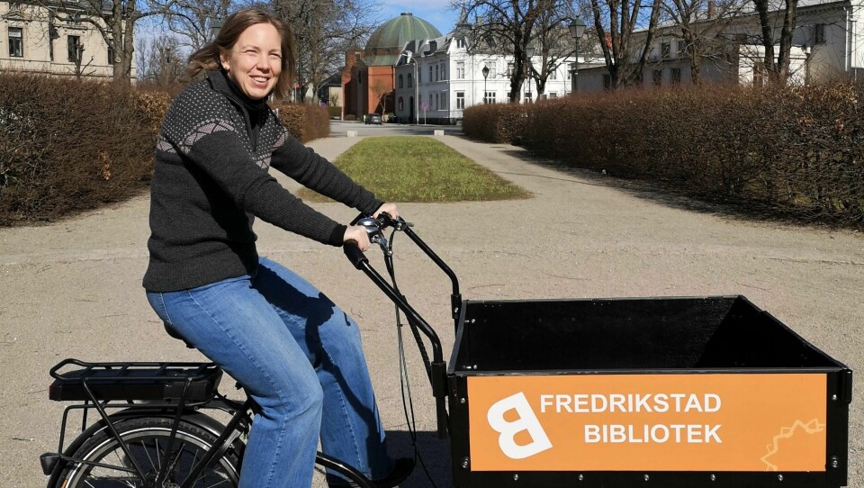 Nå som byens biblioteker må holde dørene stengt, tilbyr de «korona-transport» av lånebøker til de som må være hjemme i karantene. Leveransene skjer med el-sykkel eller el-bil, og bibliotekar Camilla Paulsen er klar til tjeneste.