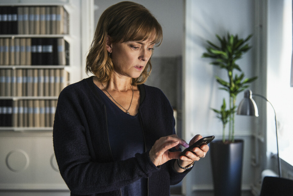 Politikvinnen Hanna Svensson (Marie Richardson) og sønnen Christian blir begge involvert i etterforskningen av et narkosyndikat i denne spenningsbaserte krimserien. Politikvinnen Hanna Svensson (Marie Richardson) og sønnen Christian blir begge involvert i etterforskningen av et narkosyndikat i denne spenningsbaserte krimserien.