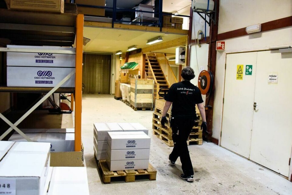 Hver dag går mange ansatte tur forbi den korona-stengte bedriften: – Det er kjempesårt ###