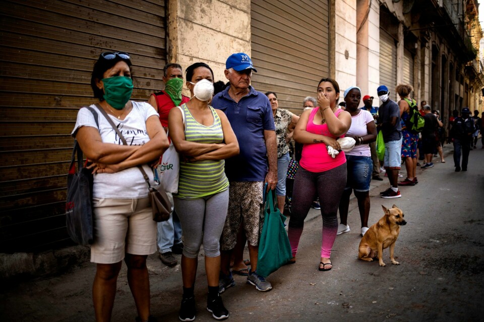 Cubanere utenfor en matbutikk i Havanna. 269 mennesker har til nå fått påvist koronavirus i landet, og seks er døde.