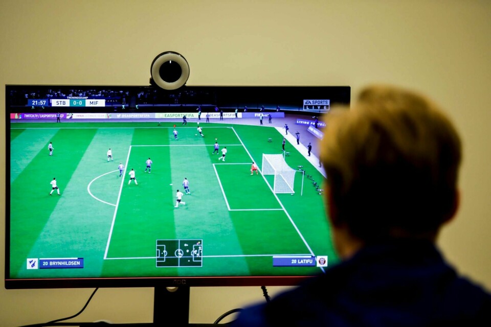 Dagen da fotballsesongen for menn skulle vært sparket i gang var det i stedet TV-overført Fifa20-spill mellom elitespillere i «eSerien Hjemmebane». Her fra oppgjøret mellom Stabæk og Mjøndalen. Foto: Vidar Ruud / NTB scanpix