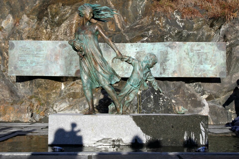 OSLO 20060407: Minnesmerket etter Scandinavian Star-ulykken ble avduket ved Akershus Festning fredag kveld, på dagen 16 år etter brannkatastrofen i Skagerrak. Monumentet er utarbeidet av kunstneren Jon Torgersen.Foto: Håkon Mosvold Larsen / SCANPIX . OSLO 20060407: Minnesmerket etter Scandinavian Star-ulykken ble avduket ved Akershus Festning fredag kveld, på dagen 16 år etter brannkatastrofen i Skagerrak. Monumentet er utarbeidet av kunstneren Jon Torgersen.
Foto: Håkon Mosvold Larsen / SCANPIX .