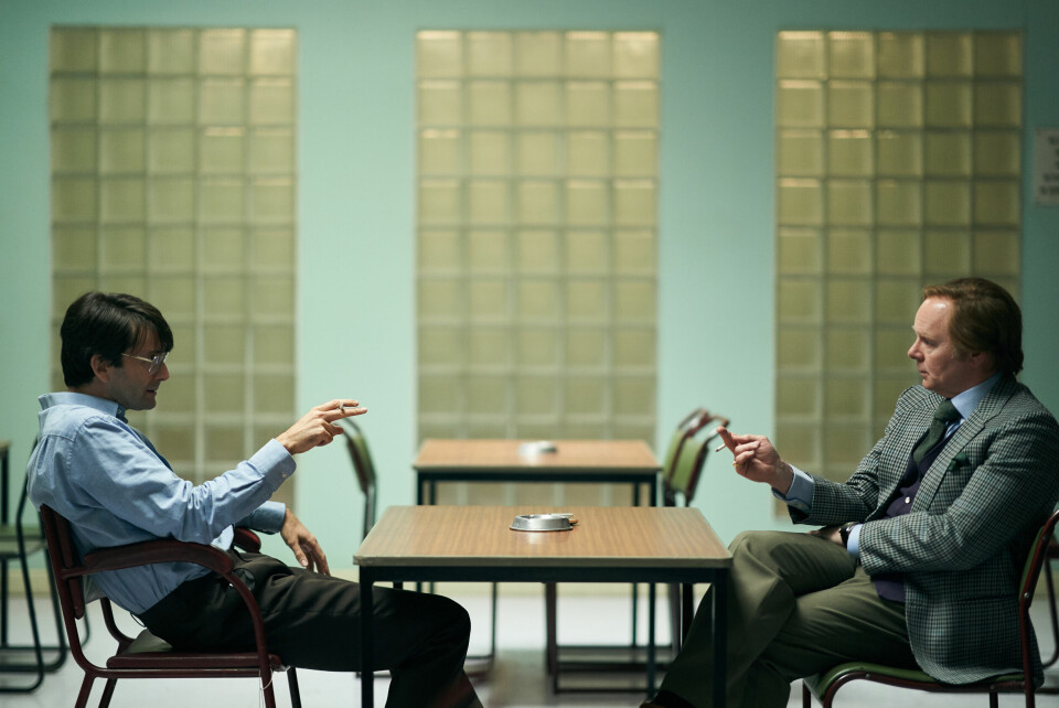 David Tennant i rollen som Dennis Nielsen, Jason Watkins spiller Brian Masters, forfatteren av boka denne serien er basert på. David Tennant i rollen som Dennis Nielsen, Jason Watkins spiller Brian Masters, forfatteren av boka denne serien er basert på.