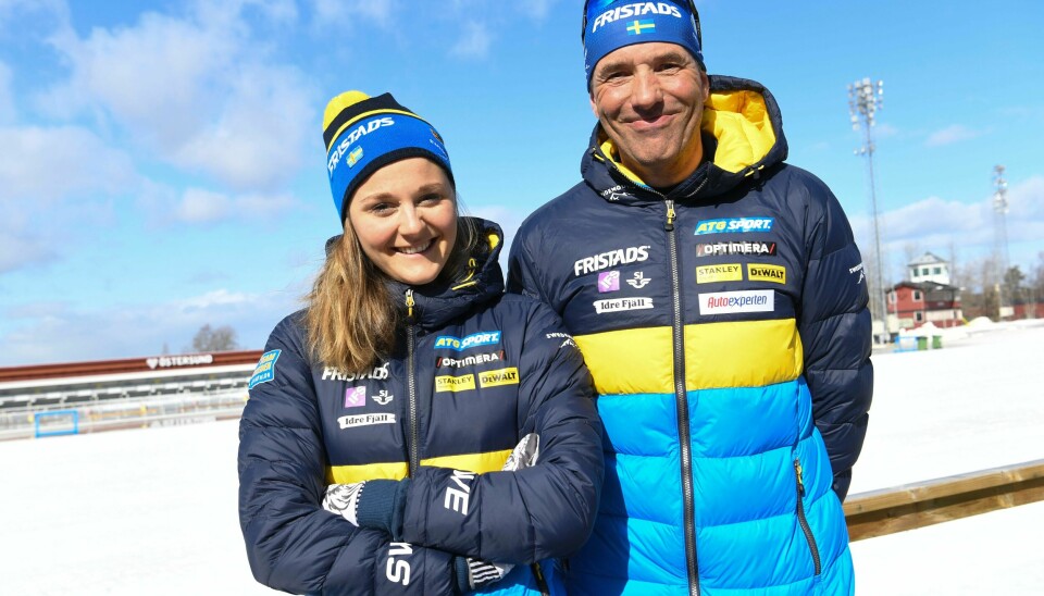 Stina Nilsson sammen med skytetrener Jean-Marc Chabloz under pressetreffet med Sveriges skiskytterlandslag på Skiskytingsstadion i Östersund tirsdag.