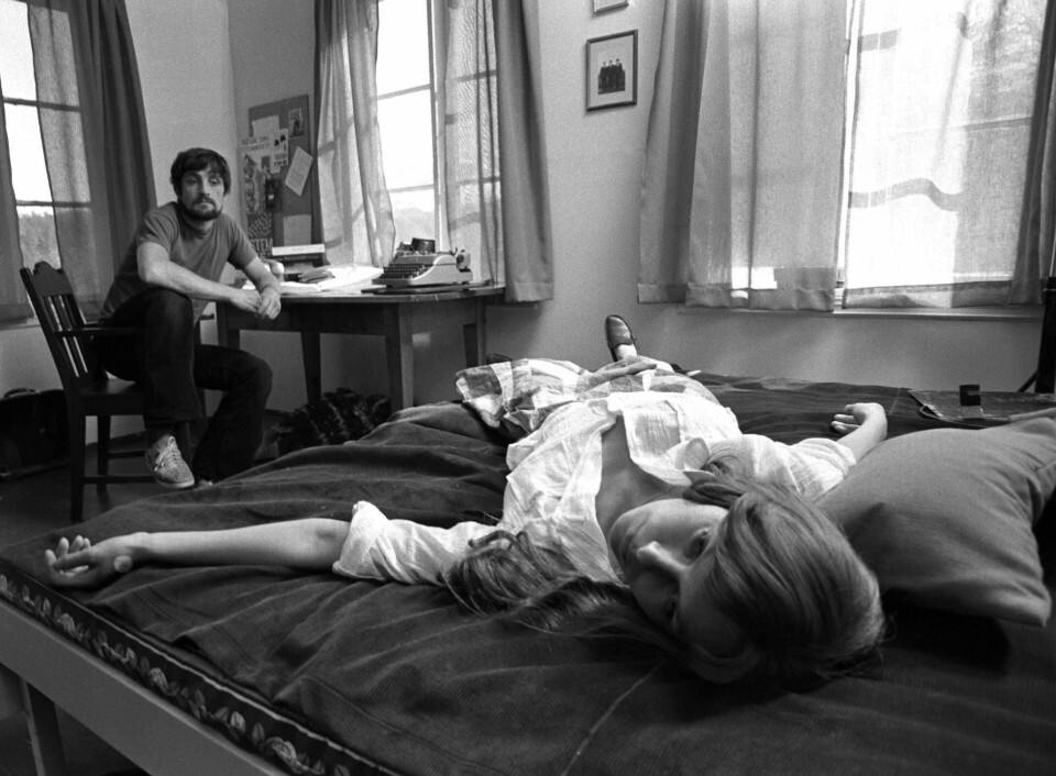 Julie Ege som offeret, Svein Scharffenberg som gjerningsmann i Pål Bang Hansens filmatisering av «Bortreist på ubestemt tid». Romanen ga Sigrun Krokvik den første Riverton-prisen i 1972. Foto: Aage Storløkken/Aktuell/NTB Scanpix