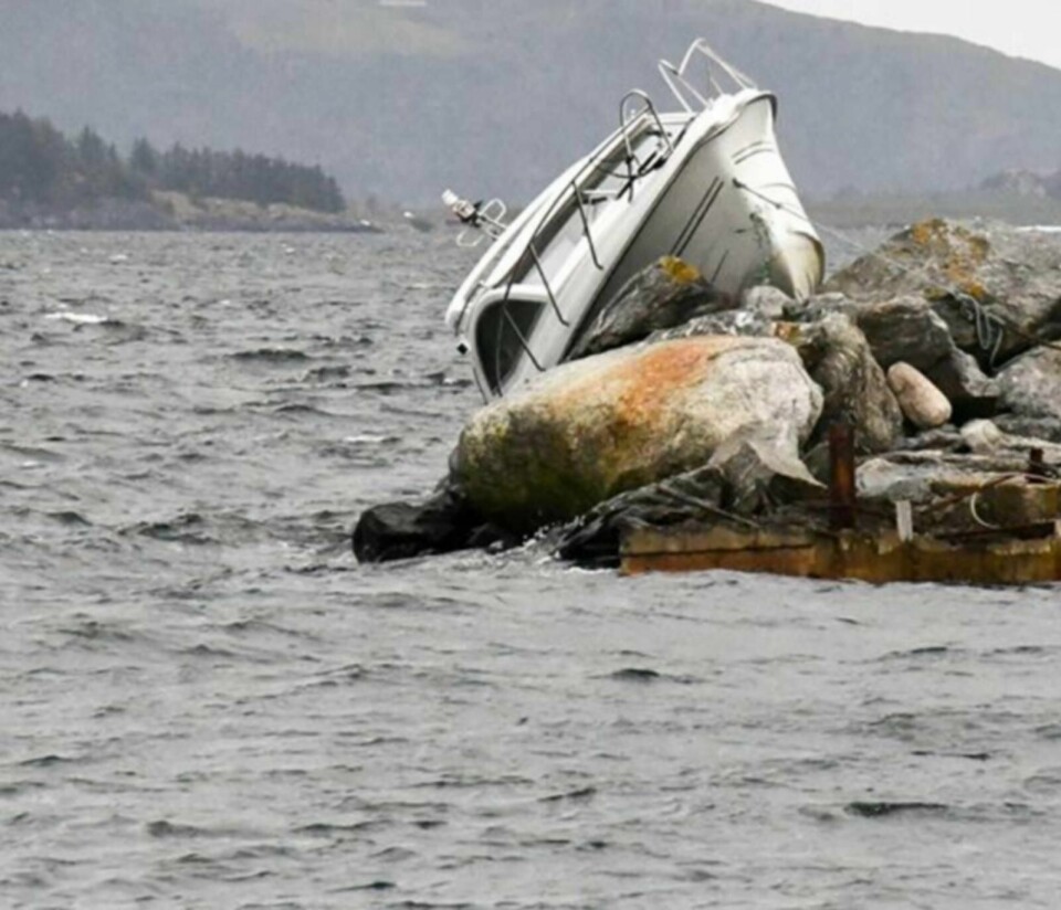 Båtføreren endte ferden i disse fjæresteinene, før han ble pågrepet av politiet. Foto: Per Thime, Randaberg24