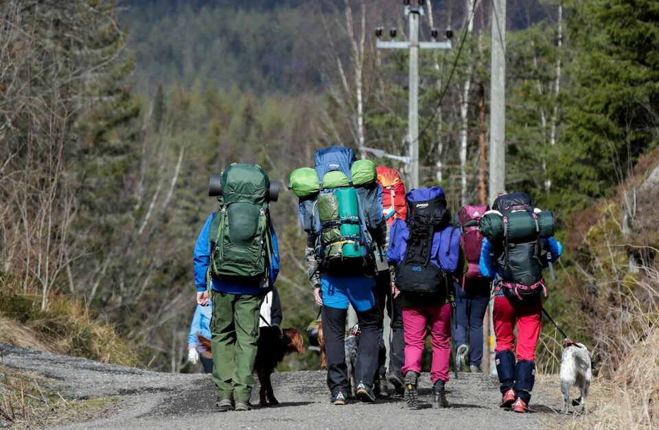 Mange tar ut på tur i påsken. Men det er viktig å ikke slappe helt av. Hold avstand, sammen. Foto: Vidar Ruud/NTB scanpix