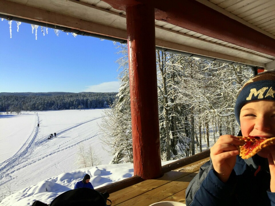 To frivillige som holdt til i Skjoldhytta reddet trolig livet til en mann i 60-årene som gikk gjennom isen påskeaften.