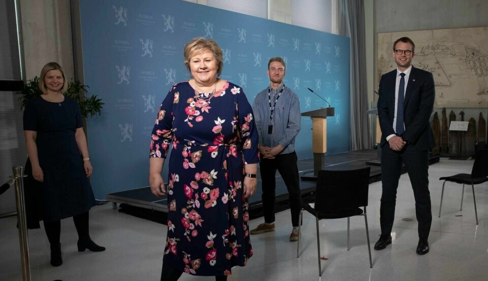 Kunnskaps- og integreringsminister Guri Melby (V) (f.v.), statsminister Erna Solberg (H), og Nikolai Langfeldt Carlsen fra NRK og som leste opp spørsmålene, og barne- og familieminister Kjell Ingolf Ropstad (KrF) idet regjeringen holder pressekonferanse for barn.