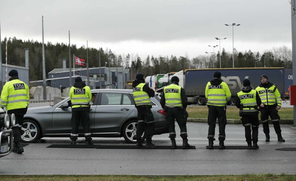 Illustrasjonsfoto: Kontroll av biler ved tollstasjonen på Svinesund. Alle som har vært i Sverige, får 14 dagers karantene.