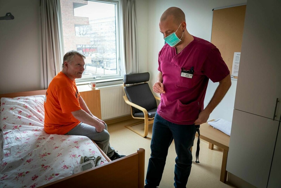 Sykepleier Bård Bård Henning Dischington Kristiansen og Arild Bergfjord (65) som er pasient ved Gatehospitalet. Foto: Heiko Junge/NTB scanpix