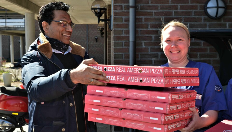 På Solliheimen ble alle ansatte overrasket med gratis pizza levert av Sunil Kumar Sharma. – En hyggelig gest i en tid som er krevende, smiler avdelingssykepleier Linda Edvardsen Johnsen.