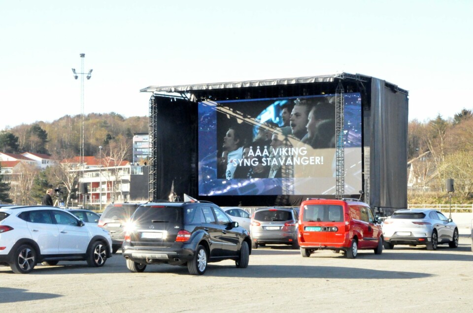 Mørkeblå drive-in dempet abstinensene etter fotball hos de mest ihuga Viking-patriotene søndag. Foto: Espen Iversen Mørkeblå drive-in dempet abstinensene etter fotball hos de mest ihuga Viking-patriotene søndag. Foto: Espen Iversen