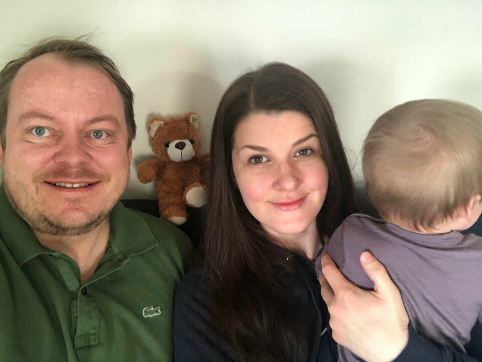 Stortingspolitiker Erlend Wiborg, hans kone Maria Therese Molteberg Wiborg og deres spedbarnsdatter ble alle smittet av koronaviruset. Nå er de friske igjen.