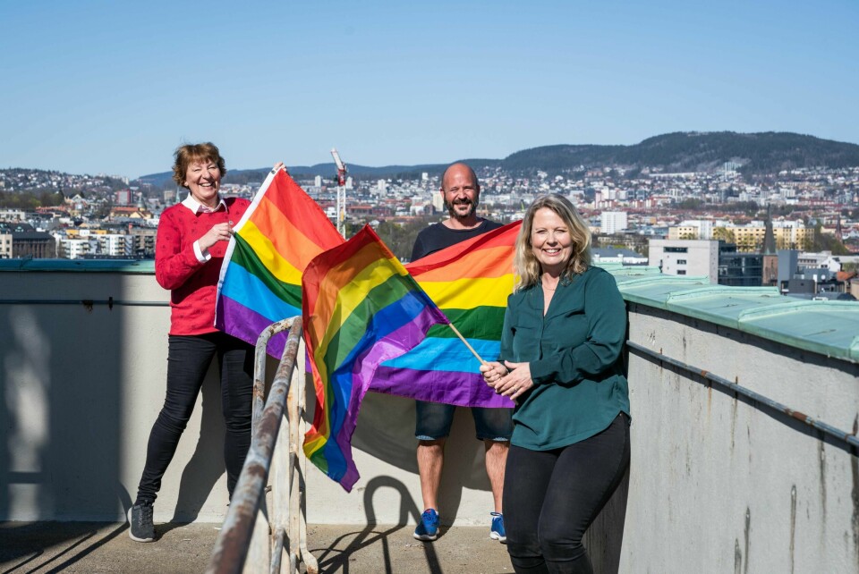 Ordfører Marianne Borgen, Aps Jon Reidar Øyan og MDGs Lillian Bredal Eriksen ser fra til at Oslo skal få sin egen Regnbueplass.