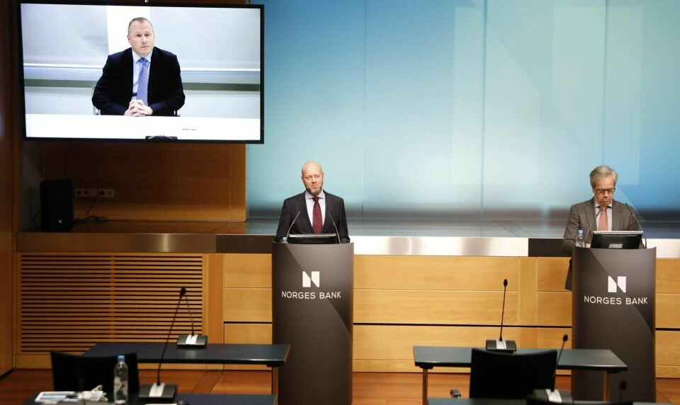 Bakgrunnssjekken Norges Bank gjorde av påtroppende sjef i oljefondet Nicolai Tangen (på storskjerm til venstre) var ikke veldig grundig, skriver Dagens Næringsliv. 26. mars ble han presentert som ny sjef for oljefondet av sentralbanksjef Øystein Olsen (t.h.) og avtroppende leder Yngve Slyngstad.