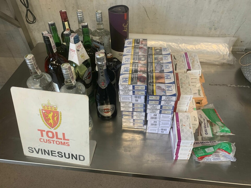 Dette er noe av det som ble beslaglagt da en bil ble stanset ved den gamle Svinesundbrua 16. april.
