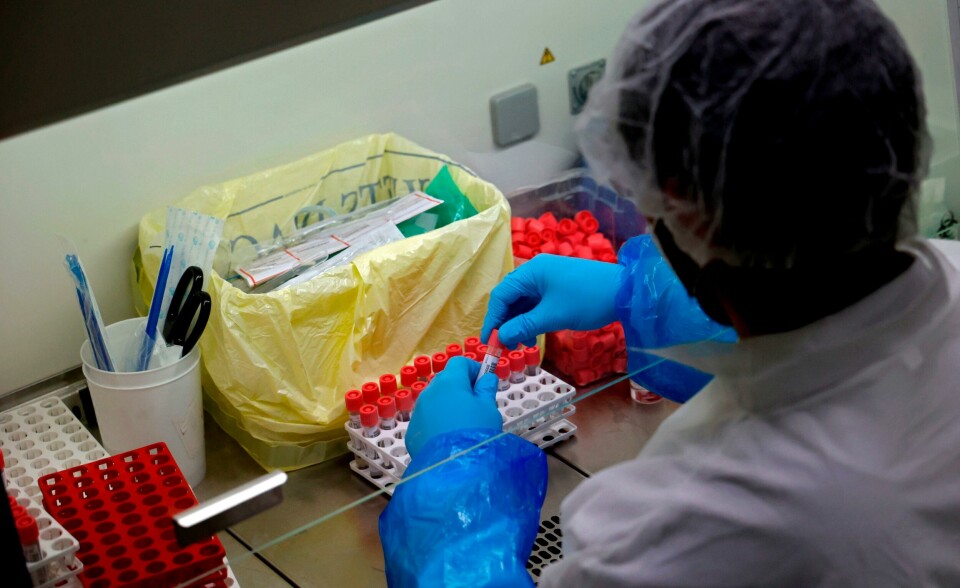 Franske forskere mener funnene de har gjort er signifikante og at man nå bør teste ut om nikotinprodukter kan ha en effekt i å bekjempe koronaviruset. A biologist works on screening samples suspected of being COVID-19 positive in a laboratory that analyses thousands of samples each day on April 22, 2020, in Levallois-Perret, near Paris, on the 37th day of a lockdown in France to stop the spread of the COVID-19 pandemic, caused by the novel coronavirus. (Photo by THOMAS COEX / AFP)