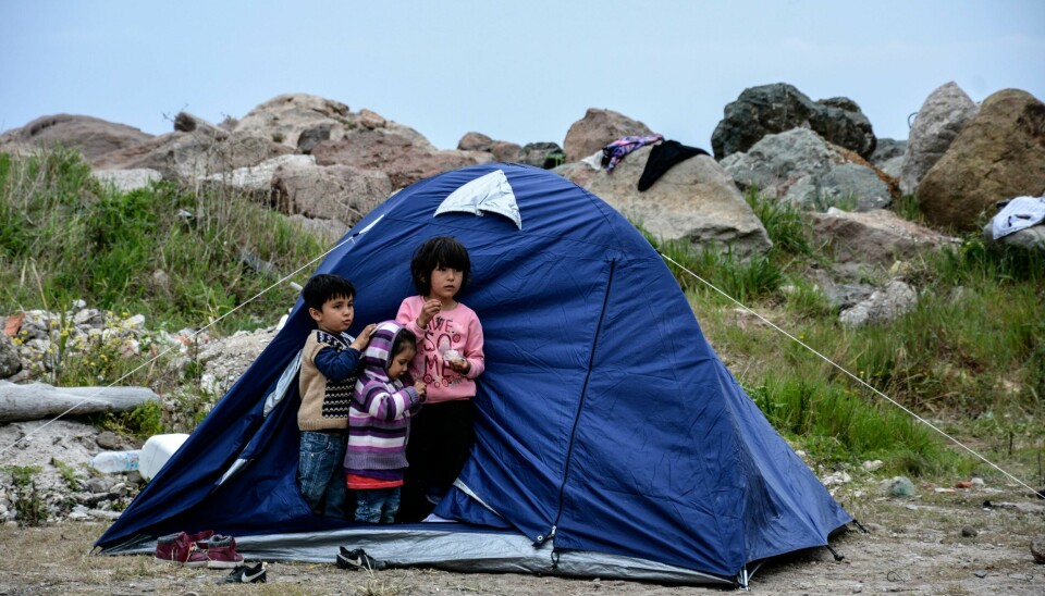 Disse barna var i slutten av mars i karantene i telt på Lesvos etter å ha blitt smuglet til øya fra Tyrkia. Foto: Panagiotis Balaskas / NTB scanpix