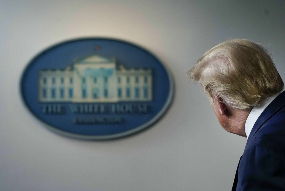 Donald Trump presenterte torsdag en ny kur mot koronasmitten: Å sprøyte desinfiserende middel i kroppen for å 'vaske' vekk viruset. Foto: Drew Angerer/NTB scanpix