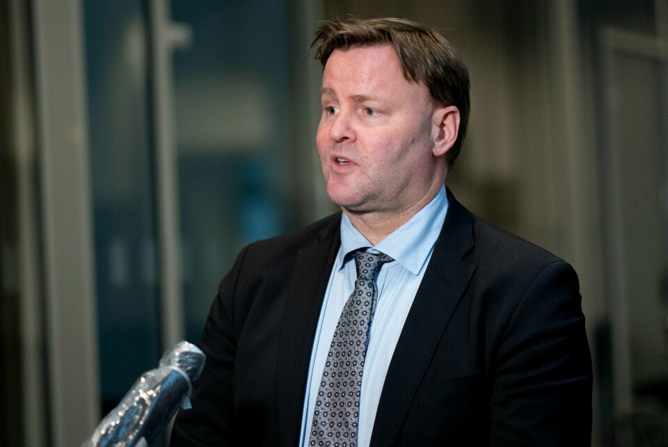Koronapasienter mangler rehabiliteringstilbud, mener overlege ved Rikshospitalet. Fungerende assisterende direktør i Helsedirektoratet, Espen Nakstad, sier at rehabilitering skal prioriteres.