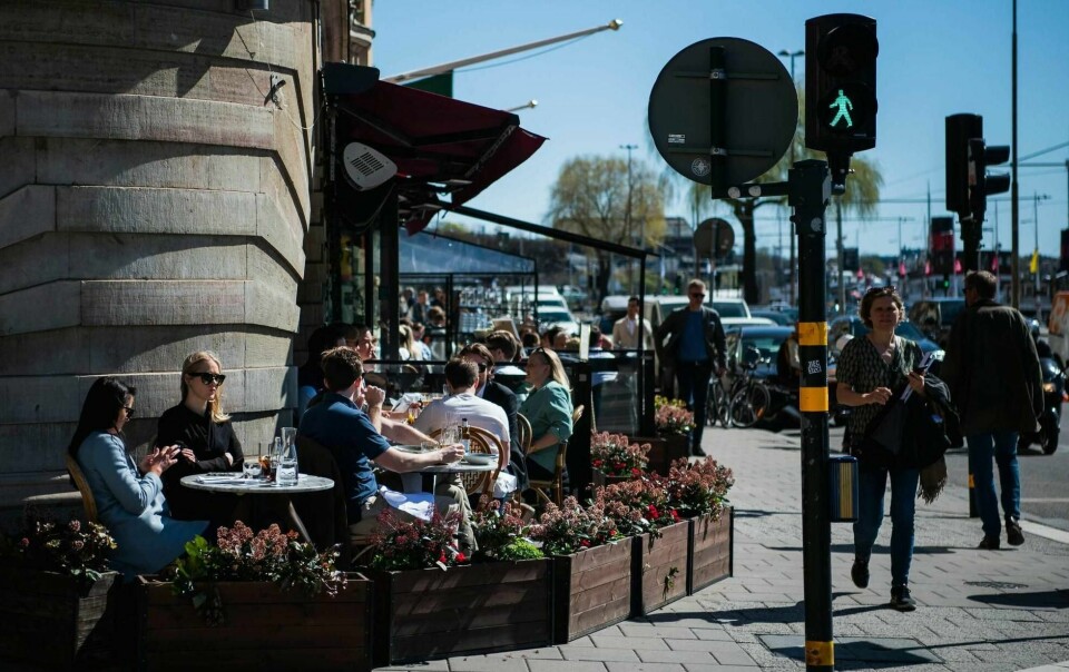 I motsetning til mange andre land har Sverige gitt grønt lys for blant annet barer og restauranter å holde åpent under koronapandemien.