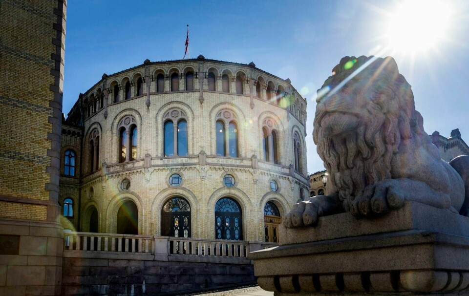 Kommunal- og moderniseringsdepartementet fordeler hvert åttende år samtlige stortingsmandater på de 19 valgdistriktene.