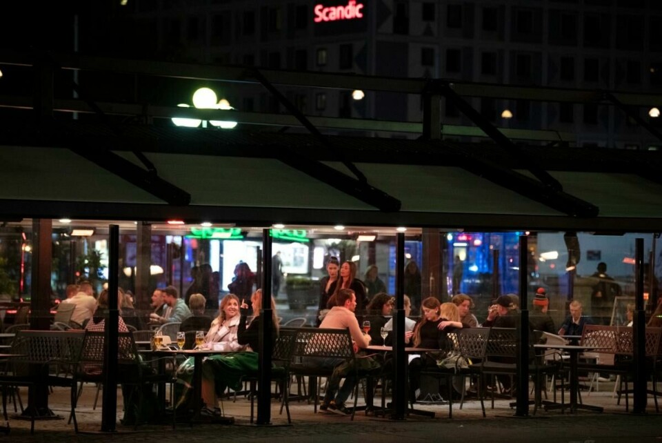 I Stockholm yrer det av liv på byens mange utesteder, her fra Medborgarplatsen lørdag. I Stockholm yrer det av liv på byens mange utesteder, her fra Medborgarplatsen lørdag.