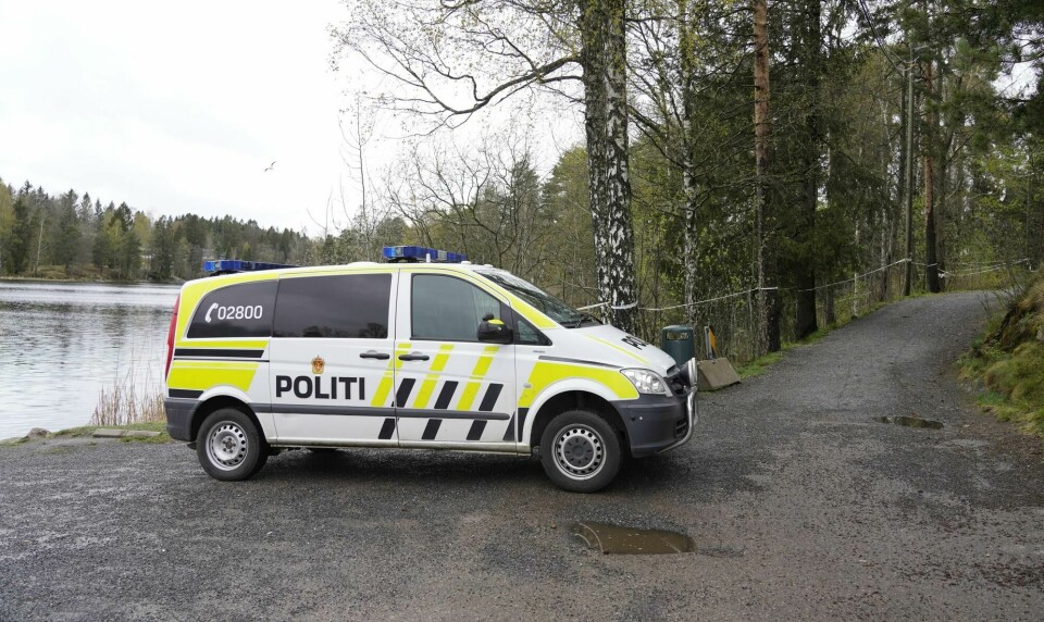 Politibil ved Elveveien i Lørenskog. Politiet har satt opp flere sperringer i området, etter at Anne-Elisabeth Hagens ektemann Tom Hagen ble pågrepet i en politiaksjon i Lørenskog. Hans kone har vært savnet i halvannet år. Lørenskog 20200428. Politibil ved Elveveien i Lørenskog. Politiet har satt opp flere sperringer i området, etter at Anne-Elisabeth Hagens ektemann Tom Hagen ble pågrepet i en politiaksjon i Lørenskog. Hans kone har vært savnet i halvannet år.Foto: Heiko Junge / NTB scanpix