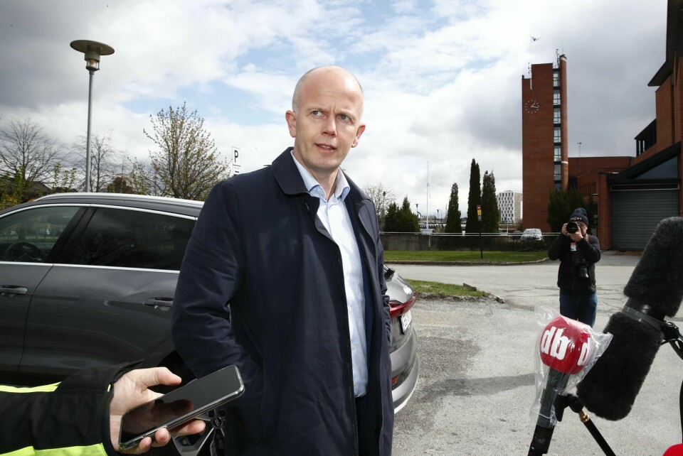 Tom Hagens advokat Svein Holden ved politistasjonen på Lillestrøm. Anne-Elisabeth Hagens ektemann Tom Hagen er pågrepet i en politiaksjon i Lørenskog. Hans kone har vært savnet i halvannet år.