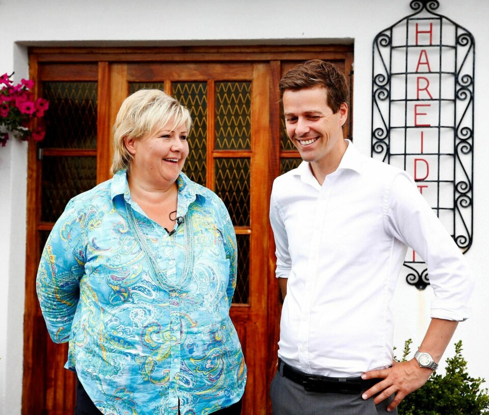 Erna Solberg og Knut Arild Hareide hjemme hos KrF-lederens foreldre på Bømlo i valgkampen 2013. De lovte bæringene Fornebubane – et løfte de har gått bort fra. Foto: NTB scanpix
