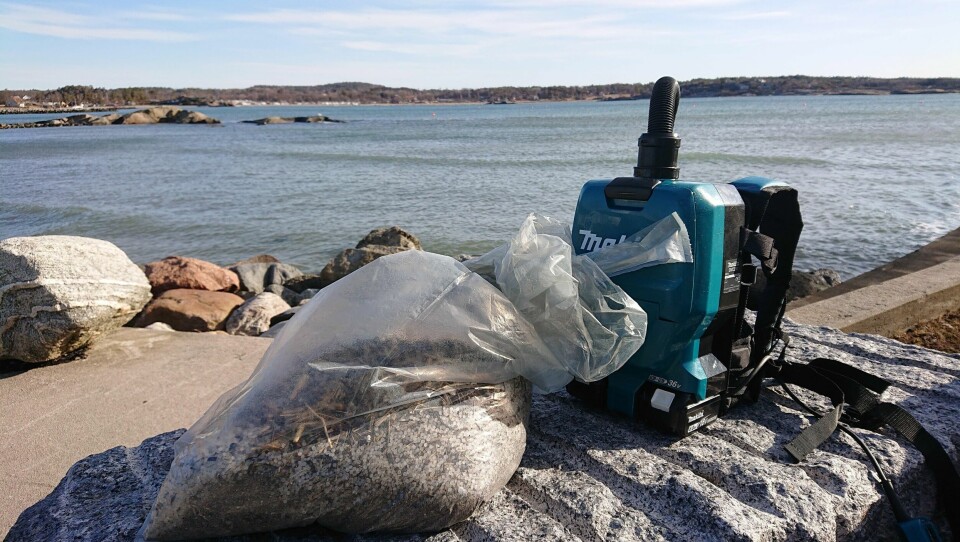 Flere hundre kilo med pellet er plukket opp fra strender på begge sider av Oslofjorden så langt.