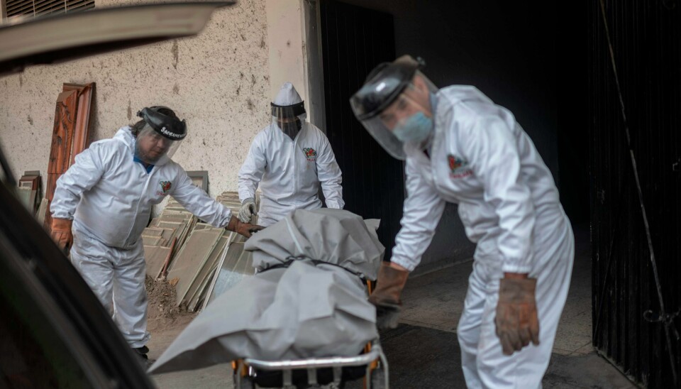 Likhuset frakter bort en person død av covid-19 på et krematorium i bydelen Iztapalapa i Mexico City. Mexico har nå over 1.300 døde av koronaviruset, i følge Worldometer. Foto: Pedro Pardo/NTB scanpix