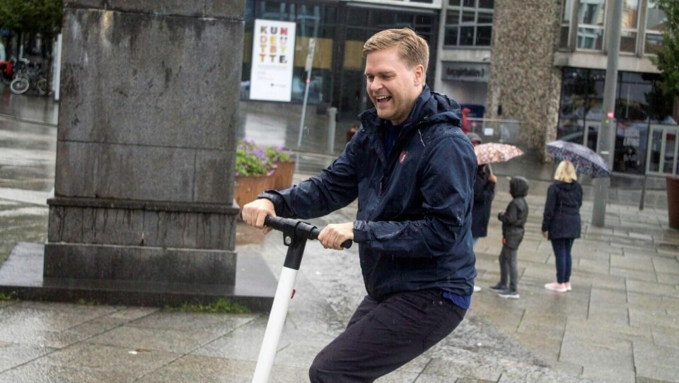 Kristoffer Sivertsen (Frp) mener det er alvorlig at kommunen har grepet så drastisk inn i «elsparkesykkel-næringen». – Heldigvis ser det ut som kommunen ikke har mulighet til dette lenger, sier Sivertsen. Foto: Tonette N. Haaland
