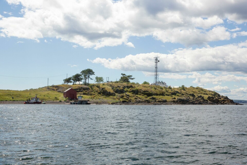 Gullholmen utenfor Jeløy har en værstasjon som brukes av Meteorologisk institutt. Gullholmen fyr i Oslofjorden. Drives nå av Moss kommune og leies ut av Oslofjorden Friluftsråd.