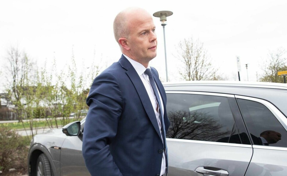 Svein Holden er forsvarer for Tom Hagen som er pågrepet og siktet for drap eller medvirkning til drap på sin kone.