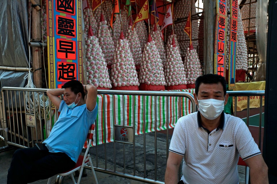 Hongkong, som har sluppet relativt lett unna koronapandemien, deler nå ut ansiktsmasker til alle innbyggerne.