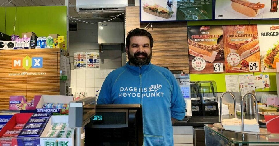 OPTIMISTISK: Tillitsvalgt Petter Elde på Mix-kiosken på Bryggen i Bergen har tro på feriepenger også i 2020. – Vi ser en forsiktig bedring, selv om det fortsatt er veldig usikkert.