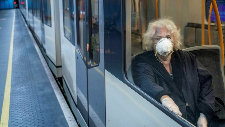 Man møter hverandres blikk med tanken på at de potensielt sett kan smitte en, skriver Henrik Holm. Foto: Ole Berg-Rusten/NTB scanpix