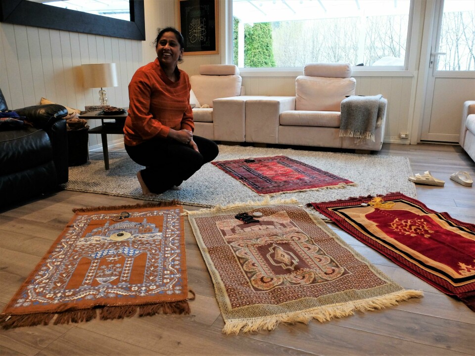 Før de ber legger Nasim fram familiens bønnetepper, som er vendt mot Kaba. Øverst på hvert teppe ligger en sten til å legge pannen på, laget av presset sand fra Karbala og en islamsk bedekrans. Før de ber legger Nasim fram familiens bønnetepper, som er vendt mot Kaba. Øverst på hvert teppe ligger en sten til å legge pannen på, laget av presset sand fra Karbala og en islamsk bedekrans.