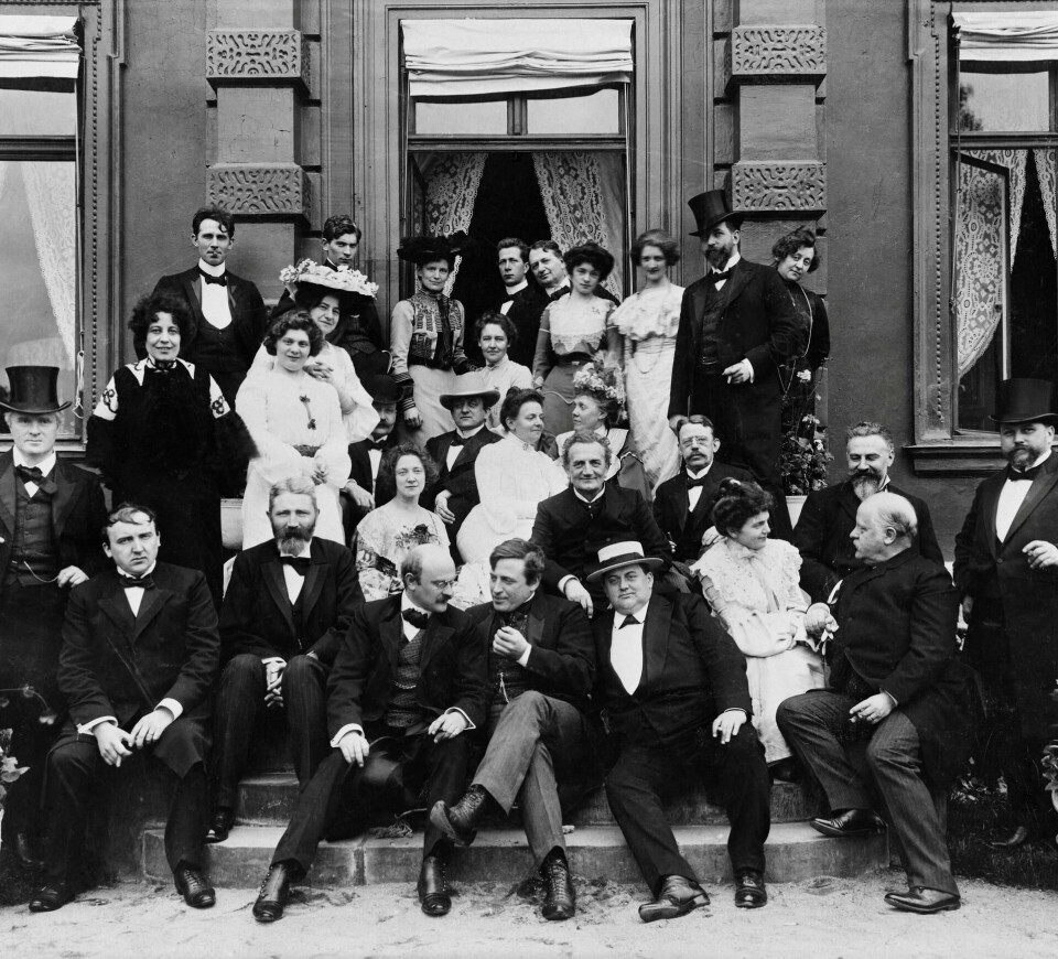 Christiania Theaters personale med hatten på, cirka 1898. Personene på bildet er: Jens Wang, Gyda Christensen, Halfdan Christensen, Johanne Dybwad, Henrik Klausen, August Oddvar, Agnethe Schibsted-Hansson, Harald Stormoen, Ragna Wettergreen og Bjørn Bjørnson. Christiania Theaters personale med hatten på, cirka 1898. Personene på bildet er: Jens Wang, Gyda Christensen, Halfdan Christensen, Johanne Dybwad, Henrik Klausen, August Oddvar, Agnethe Schibsted-Hansson, Harald Stormoen, Ragna Wettergreen og Bjørn Bjørnson.