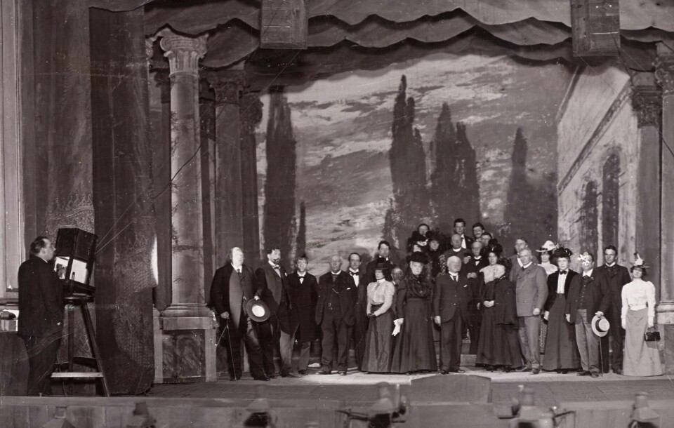 Christiania Theaters personale samla på scenen for siste gang før nedleggelsen i 1899. Christiania Theaters personale samla på scenen for siste gang før nedleggelsen i 1899.
